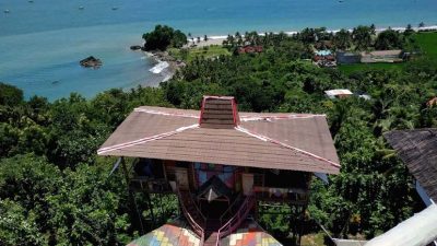 Karang Aji Beach Villa, Rumah Pohon Dengan Pemandangan Perbukitan Langsung Menghadap ke Lautan