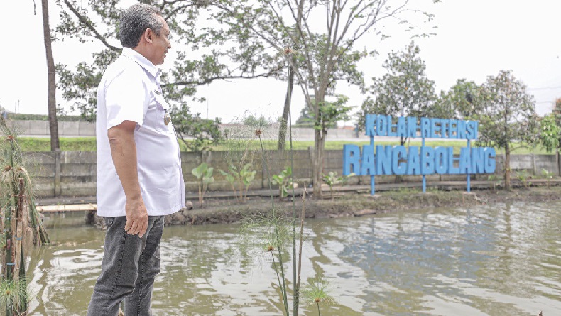 Wali Kota Bandung, Yana Mulayana saat mengunjungi kolam retensi Rancabolang di Kota Bandung, Jawa Barat, Kamis (29/12/2022). (doc.ist)