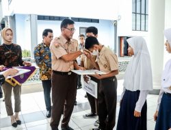 Bupati Ciamis Serahkan Beasiswa Untuk 1.500 Pelajar