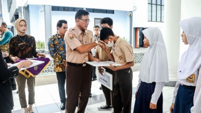 Bupati Ciamis Serahkan Beasiswa Untuk 1.500 Pelajar