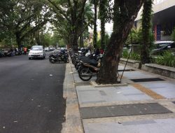 Pemkot Bandung Akan Denda dan Gembok Kendaraan yang Parkir di Trotoar