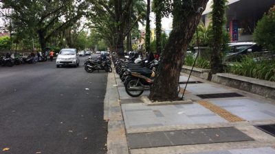 Pemkot Bandung Akan Denda dan Gembok Kendaraan yang Parkir di Trotoar