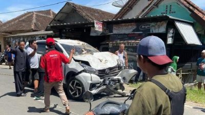 Mobil Tabrak Warung Akibat Supir Keram di Ciparay Jampangkulon