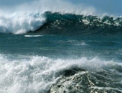 Waspada Gelombang Tinggi Air Laut Jawa Barat