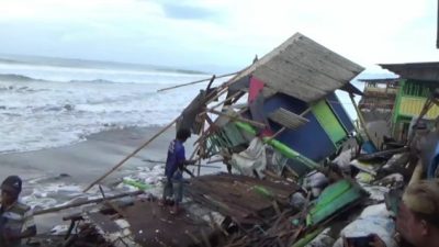 Pantai Citepus Pelabuhan Ratu di Terjang Banjir Rob
