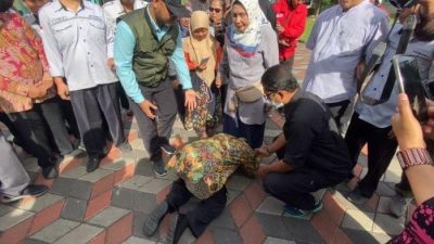 Mensos Risma Sujud di Kaki Guru Tunanetra Saat di Tagih Lahan Hibah