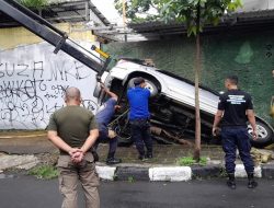 Mobil Masuk Parit di Jalan Martanegara Kota Bandung