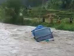 Mobil Pickup Terjebak di Arus Sungai Cigadung Kabupaten Cianjur