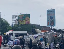 Kota Bandung di Guyur Hujan Angin, Papan Reklame Serta Sejumlah Pohon Tumbang