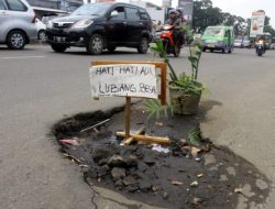 Driver Ojol Tewas Kecelakaan Akibat Jalan Rusak di Kota Bogor