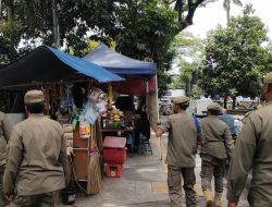 Satpol PP Tertibkan PKL Zona Merah dan Reklame