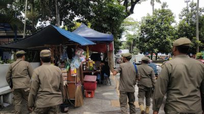 Satpol PP Tertibkan PKL Zona Merah dan Reklame