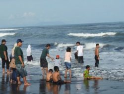 Sebanyak 17 Orang Wisatawan Terseret Ombak