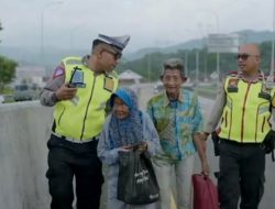 Sepasang Kakek Nenek Jalan Kaki di Pinggir Tol Cisumdawu, Niat Pulang Setelah Tengok Cucu