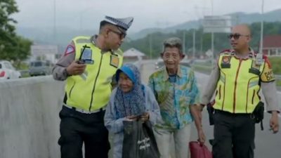 Sepasang Kakek Nenek Jalan Kaki di Pinggir Tol Cisumdawu, Niat Pulang Setelah Tengok Cucu