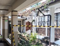 Ruangan di SMAN 1 Bandung Ambruk Tertimpa Pohon Tumbang