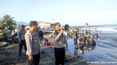 Polsek Palabuhanratu Memberi Himbauan Agar  Wisatawan Berhati-hati Saat Berenang di Pantai