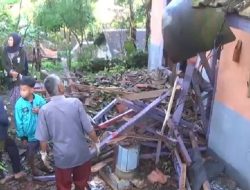 Ratusan Rumah Rusak Akibat Angin Puting Beliung di Purwakarta