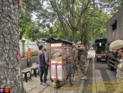 Satgas Trotoar Bergerak Tertibkan Parkir Liar di Sejumlah Jalan di Kota Bandung
