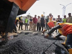 Gubernur Jawa Barat Inspeksi Langsung Pengaspalan Jalan Provinsi di Bandung Barat