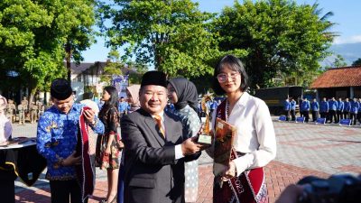 Pemdakab Garut Beri Penghargaan Putri Otonomi Daerah Kabupaten Garut