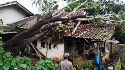 Puluhan Rumah Rusak Diterjang Hujan Deras Disertai Angin Puting Beliung di Cidahu