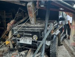 Sebuah Mobil Menabrak Warung di Jalan Raya Cisolok Sukabumi