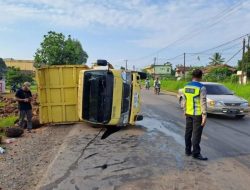 Hindari Tabrakan, Satu Unit Dumptruck Terguling di KM. 51 Banyuasin