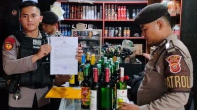 Tim Patroli Presisi Cimahi Sita Ratusan Botol Minuman Keras dan Miras Oplosan