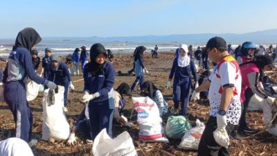 Bersih-bersih Pantai Talanca Sukabumi