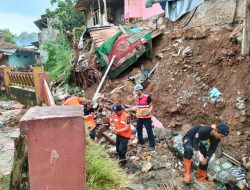 TPT Lapang Cijagung Ambruk, Sejumlah Warga Mengungsi Khawati Longsor Susulan