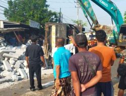 Kecelakaan di Jalan Raya Sadang, Truk Fuso Terguling Timpa Warung Makan