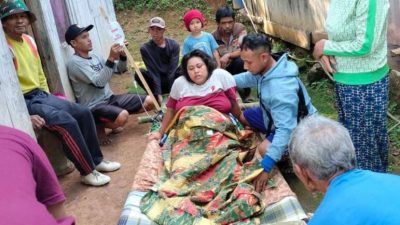 Viral Seorang Ibu Melahirkan di Tandu Dalam Perjalanan ke Puskesmas