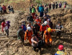 Tim SAR Berhasil Evakuasi Warga Peundeuy yang Tertimbun Longsor