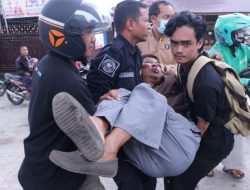 Personil Bidhumas Polda Sumsel Bantu Korban Laka lantas di Demang Lebar Daun