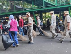 1000 Sapu Lidi Bebersih Taman Hutan Kota Babakan Siliwangi