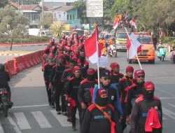Ratusan Buruh Gelar Aksi Long March dari Bandung Ke Jakarta