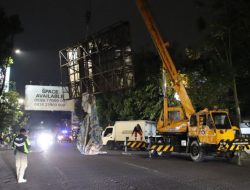Satpol PP Kota Bandung Tertibkan Reklame di Jalan Ahmad Yani