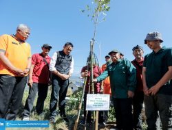 Jumat Menanam, Kadisdik Jabar : Kita Bisa Belajar Tentang Bagaimana Kehidupan Ekosistem