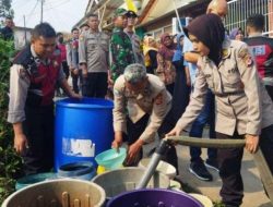 Krisis Air Bersih, Polres Cimahi Bagikan 15.000 Liter Air