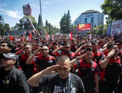 3 Menit Untuk Indonesia, Ribuan Masyarakat Berdiri Tegak Hormat Kepada Bendera Merah Putih