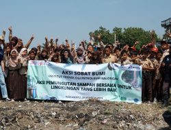 Puluhan mahasiswa Bersama Masyarakat Bersihkan Pantai Dadap Indramayu