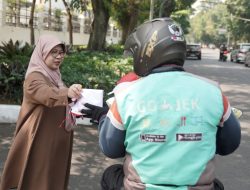 Sekretariat DPRD Jawa Barat Bagikan 2000 Bendera Merah Putih Peringati HUT RI ke-78