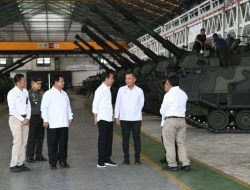Presiden Joko Widodo di Dampingi Pj Gubernur Jawa Barat Kunjungi PT Pindad