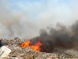 Kebakaran di TPA Cikolotok Purwakarta