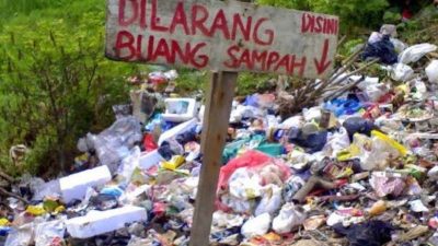 Lihat Orang yang Buang Sampah Sembarangan ? Hubungi 0878-0484-0008
