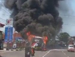 Bus Pariwisata Terbakar di Subang