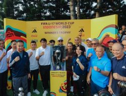 Masyarakat Sambut Trofi Piala Dunia U-17 2023 yang Tiba di Bandung