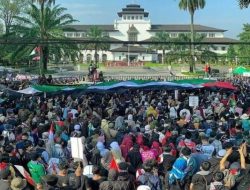 Ribuan Umat Muslim di Bandung Bersatu dalam Aksi Solidaritas untuk Palestina