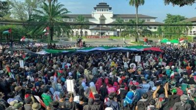 Ribuan Umat Muslim di Bandung Bersatu dalam Aksi Solidaritas untuk Palestina